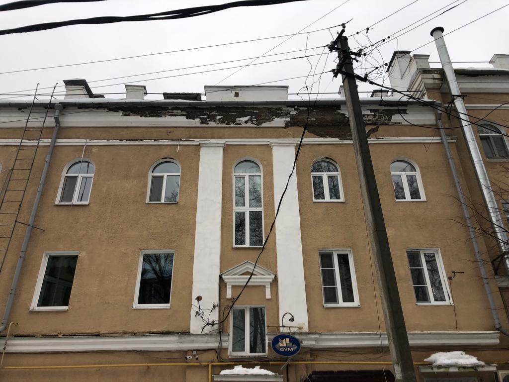 Потоп и ныне там: довоенный дом в центре Смоленске угрожает жизни жильцов
