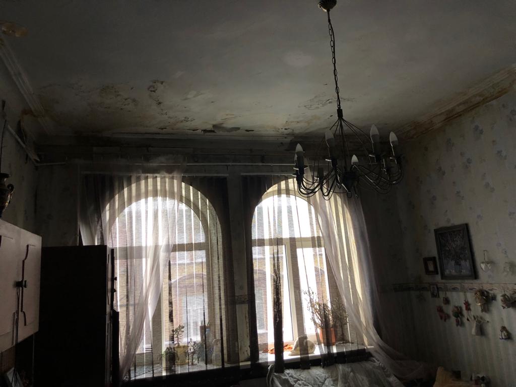 Потоп и ныне там: довоенный дом в центре Смоленске угрожает жизни жильцов
