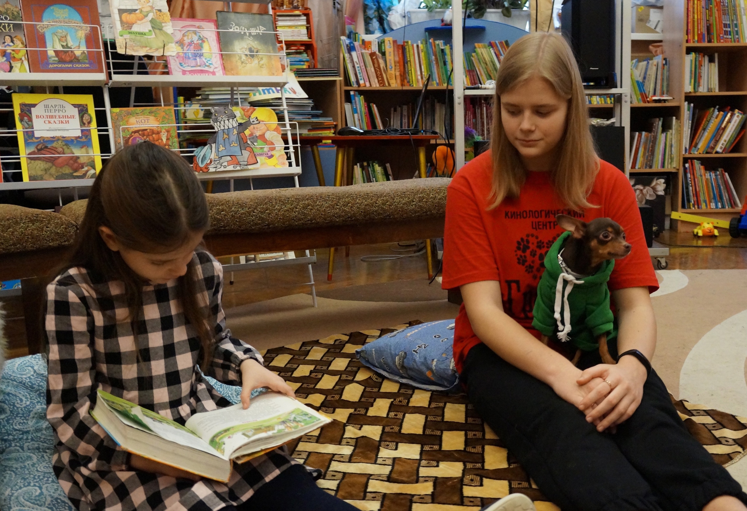 В смоленской библиотеке дети читают сказки собакам