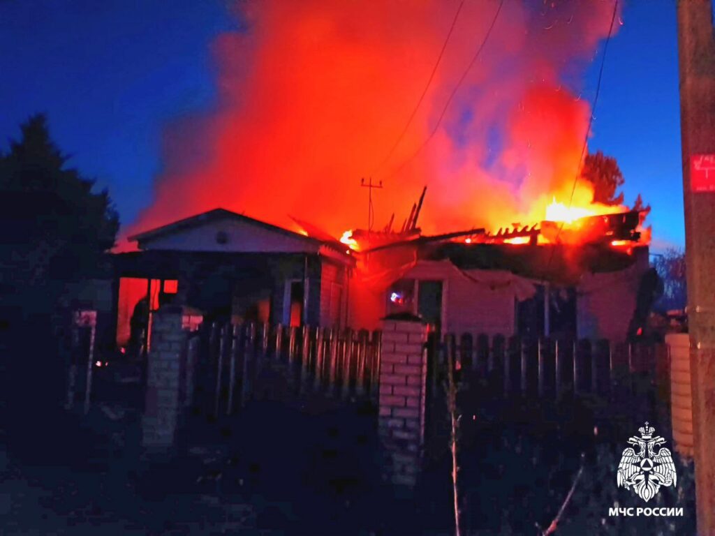 «Уцелел лишь сарай»: в Рославле огонь уничтожил дом, автомобиль и скутер