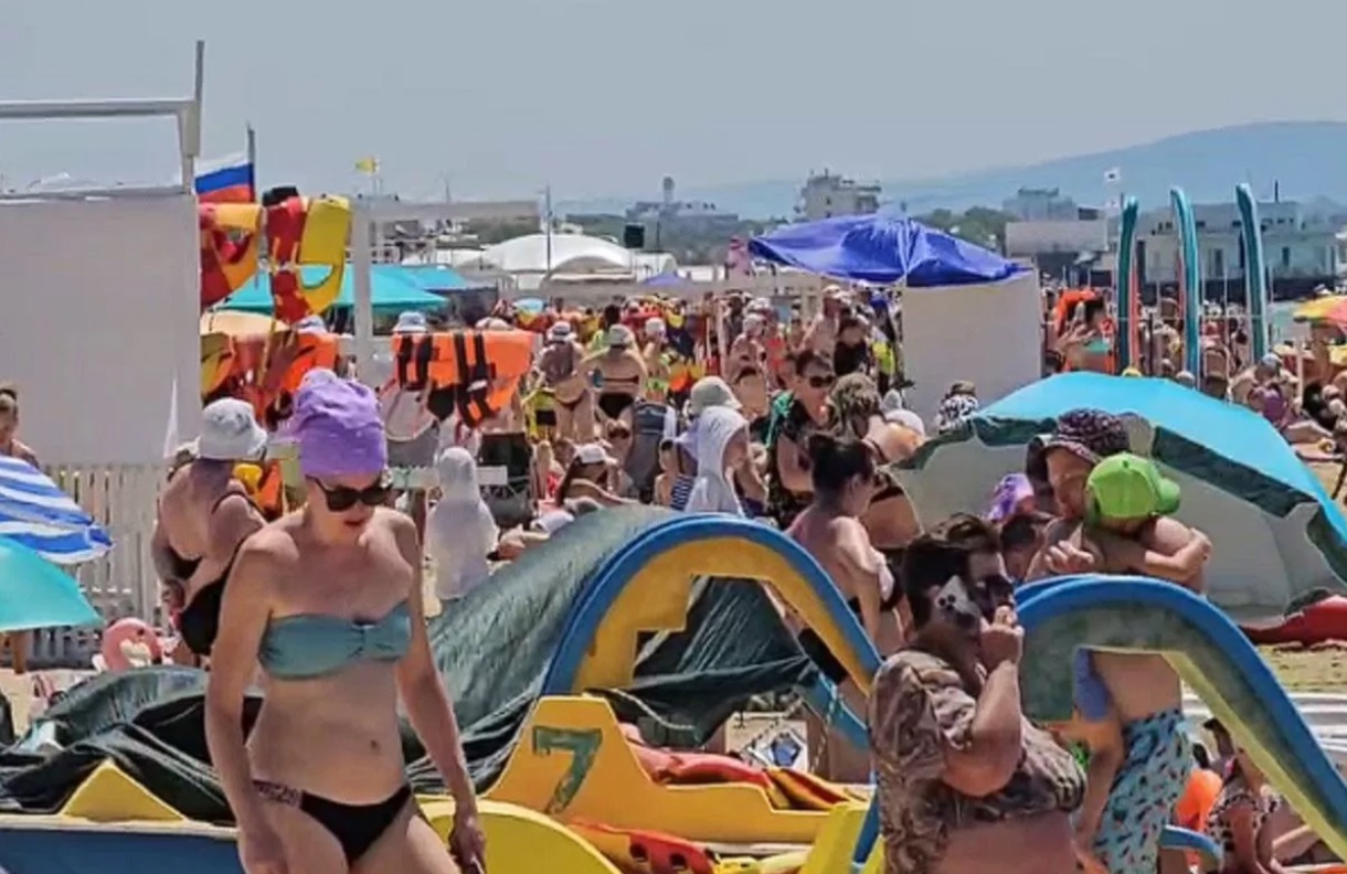 Переполненный туристами пляж в Анапе сняли на видео