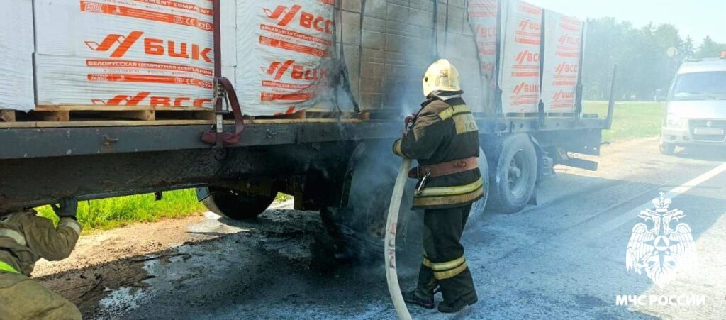 В Смоленской области у двух грузовиков загорелись колеса