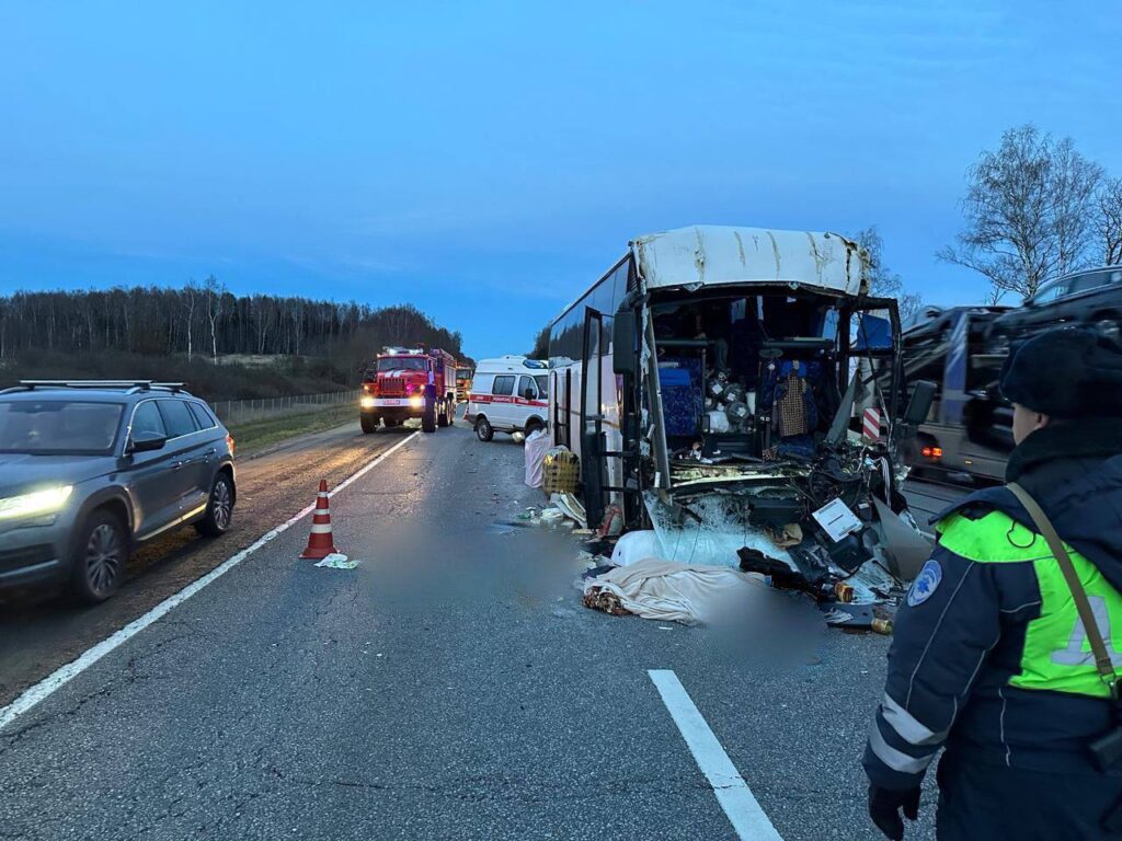 Два человека погибли в результате ДТП с автобусом и фурой в Вяземском районе