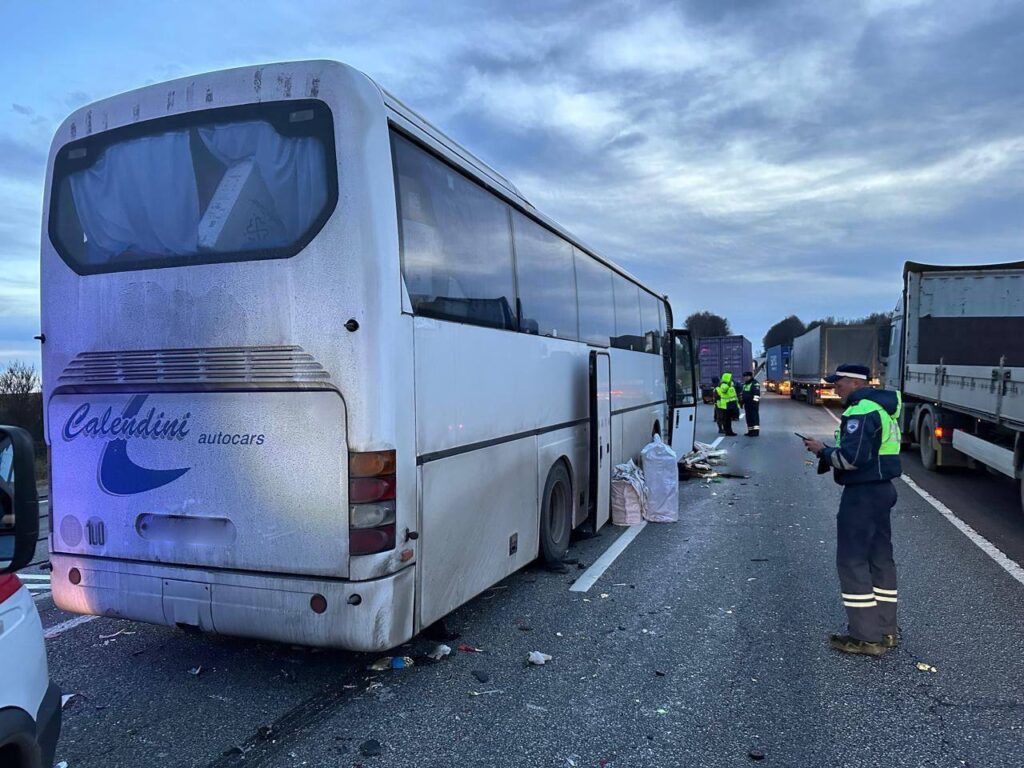 Два человека погибли в результате ДТП с автобусом и фурой в Вяземском районе