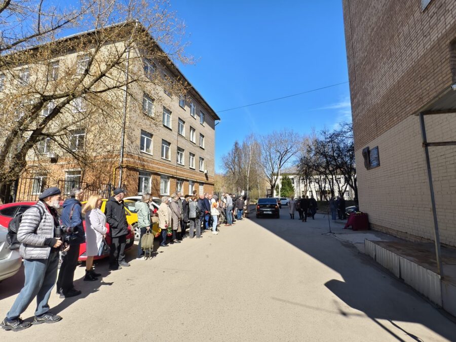 Мемориальную доску журналисту Сергею Новикову открыли в Смоленске